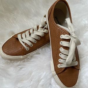 Universal thread casual shoe
